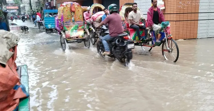 তিন ঘণ্টায় ২৮ মিলিমিটার বৃষ্টিতে ডুবল রাজধানী, স্বস্তির খবর