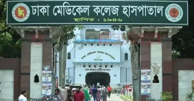 উত্তরখানে নিজ গাড়ি উল্টে প্রাণ গেল অটোরিকশা চালকের