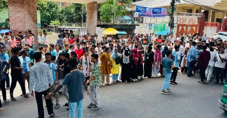 বন্যা-বৃষ্টির মাঝে এইচএসসি পরীক্ষা নিয়ে উত্তাপ, চট্টগ্রামে শিক্ষার্থীদের বিক্ষোভ