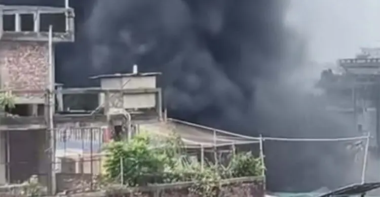 রাজধানীর কামরাঙ্গীরচরে জুতার কারখানায় অগ্নিকাণ্ড, কাজ করছে ফায়ার সার্ভিস