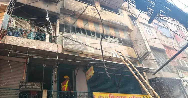 চকবাজারের আশিক টাওয়ারের অগ্নিকাণ্ড: দমকলের চেষ্টায় আগুন নিয়ন্ত্রণে