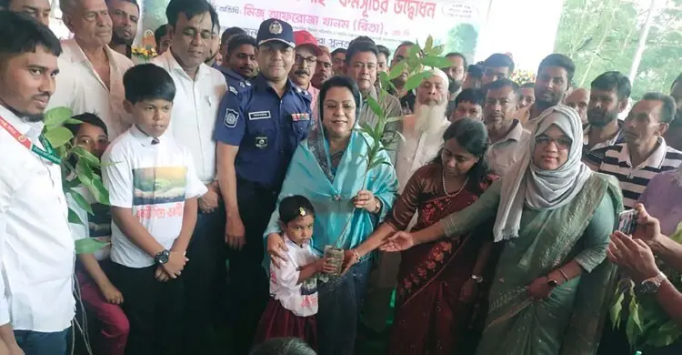 মানিকগঞ্জে ‘একটি শিশু একটি গাছ’ কর্মসূচির সূচনা করলেন পর্যটনমন্ত্রী