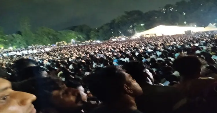 বিশ্বকাপ ফাইনালে মজেছে ঢাবি ক্যাম্পাস, গভীর রাতেও টিএসসিতে হাজারো দর্শকের ভিড়