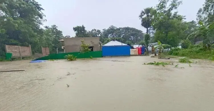 বৃষ্টি ও পাহাড় ধসের ঝুঁকিতে চট্টগ্রামে ৩ হাজার পরিবার আশ্রয়কেন্দ্রে