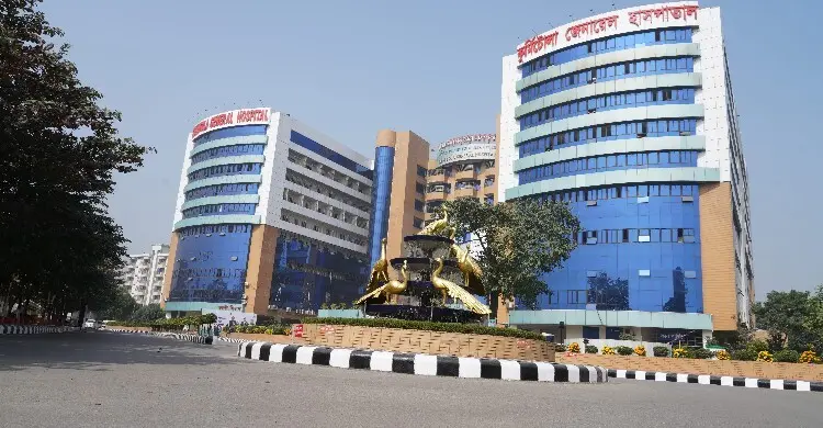 ব্রেক ফেলে কুর্মিটোলা হাসপাতালে আছড়ে পড়লো যাত্রীবাহী বাস, পথচারী নিহত