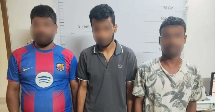 ধানমন্ডিতে চাপাতি ঠেকিয়ে ছিনতাই: মোবাইল লুট, গ্রেফতার ৩