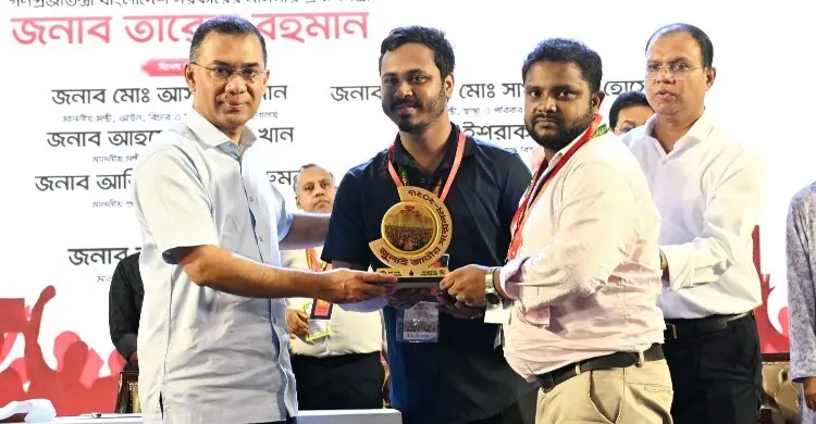 জুলাই গণ-অভ্যুত্থানের শহীদ ও আহতদের স্মৃতি স্মারক প্রদান প্রধানমন্ত্রীর