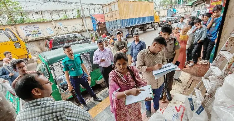 পরিবেশ অধিদপ্তরের অভিযানে চট্টগ্রামে দুই দোকানকে জরিমানা, জব্দ ২৬৫ কেজি পলিথিন