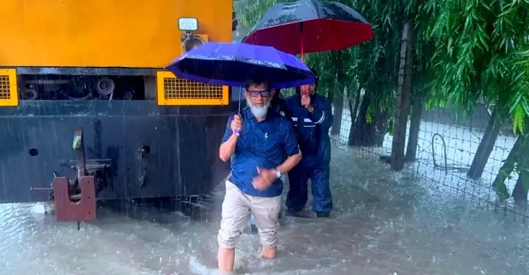 পানিতে ডুবে যাওয়া রেললাইন দেখতে হাঁটুপানিতে নামলেন প্রতিমন্ত্রী