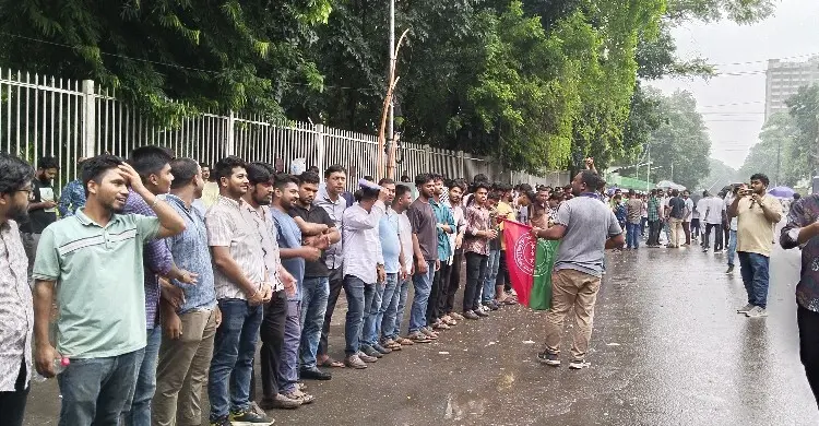 বৃষ্টি উপেক্ষা করে প্রধানমন্ত্রীকে বিদায় দিলেন ছাত্রদল নেতারা