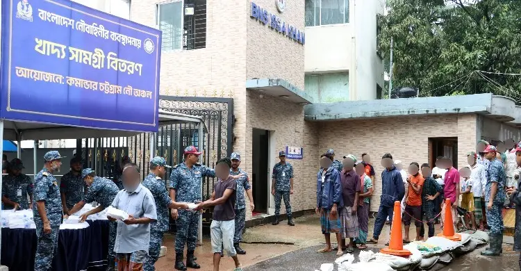 চট্টগ্রামে বন্যাকবলিতদের পাশে নৌবাহিনী, খাদ্য সহায়তা অব্যাহত