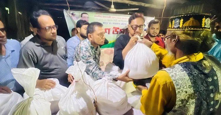 বাঁশখালীতে বন্যার্তদের ত্রাণ ও এতিমখানায় অনুদান দিলেন মেয়র শাহাদাত