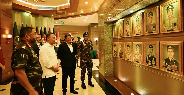 সেনাসদরে তারেক রহমান: মেধাভিত্তিক পদোন্নতির তাগিদ, শ্রদ্ধা জানালেন সাবেক সেনাপ্রধানদের