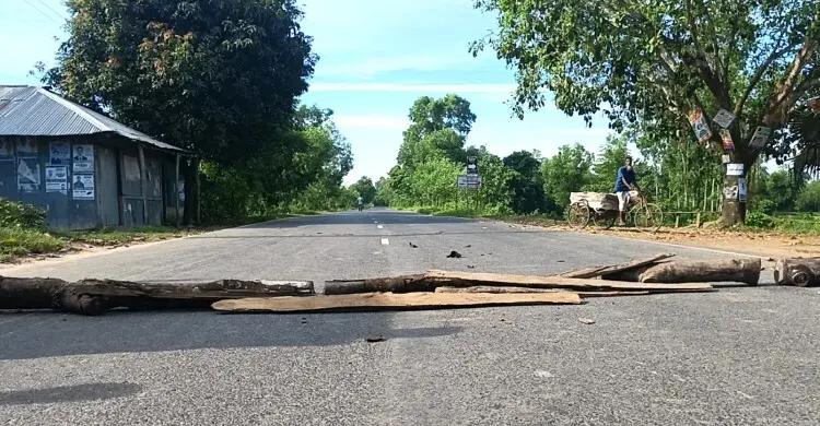 কার্যালয় স্থানান্তর দাবিতে ফটিকছড়িতে ৪৮ ঘণ্টার হরতাল, মহাসড়কে যান চলাচল বন্ধ