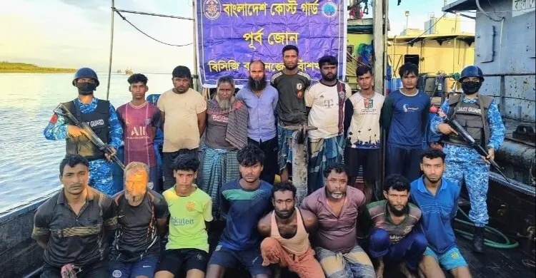 বাঁশখালীতে কোস্টগার্ডের অভিযানে অবৈধ ট্রলিং বোট জব্দ, ১৬ জেলে আটক
