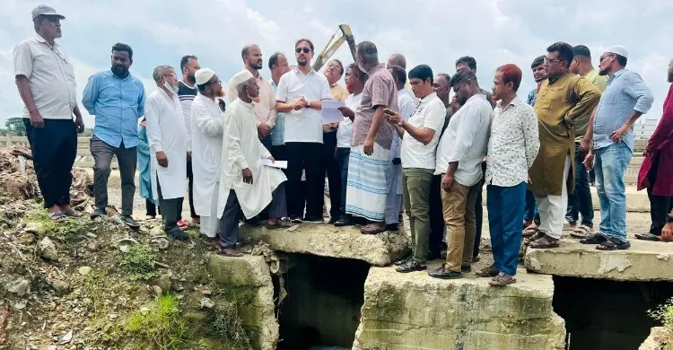 জলাবদ্ধতা নিরসনে বারইপাড়া খাল পরিদর্শন মেয়র শাহাদাতের