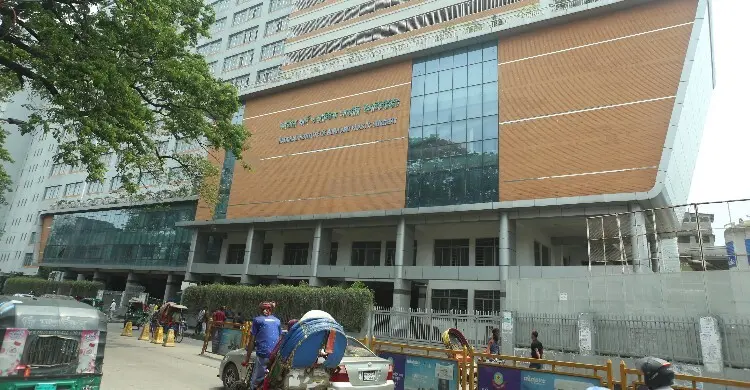 সাভারে গ্যাস লিকেজে বিস্ফোরণ, শঙ্কাজনক অবস্থায় দগ্ধ স্বামী-স্ত্রী