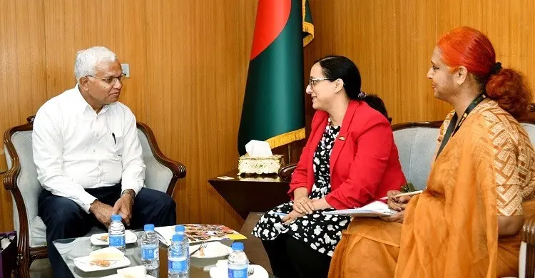 আইআরসির সঙ্গে মন্ত্রীর বৈঠক, সামাজিক সুরক্ষায় প্রশংসা