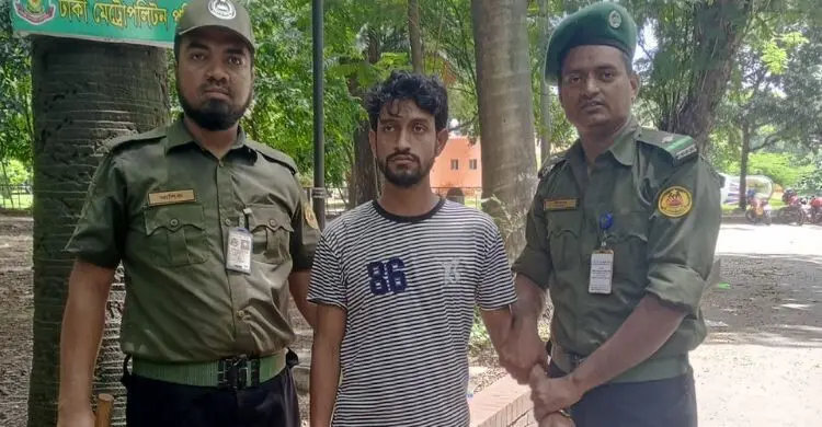 রমনা পার্কে স্কুলছাত্রীকে মাতাল করে অপহরণের চেষ্টা, যুবক আটক