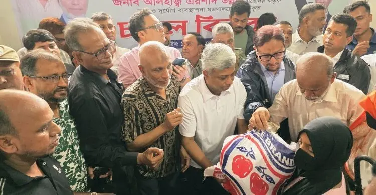 চট্টগ্রামের বন্যাকবলিতদের মাঝে প্রতিমন্ত্রী অমিতের ত্রাণ সামগ্রী বিতরণ