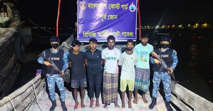 পতেঙ্গায় মিয়ানমারে পাচারের পথরোধ, ৬০০ বস্তা সিমেন্ট ও ৫ পাচারকারী আটক