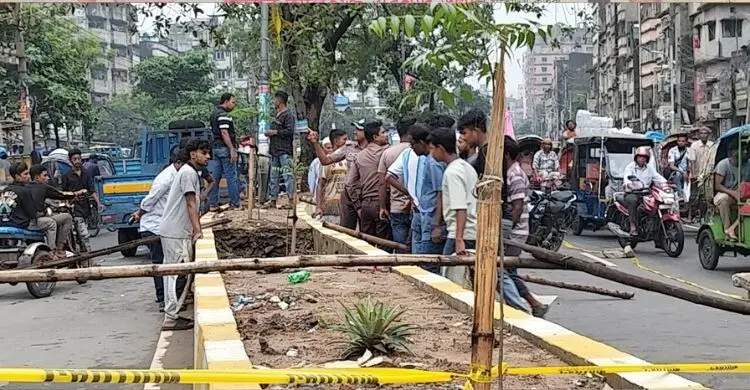 ধোলাইখালে বিভাজক ধসে বড় গর্ত, জনসাধারণের চলাচলে আতঙ্ক