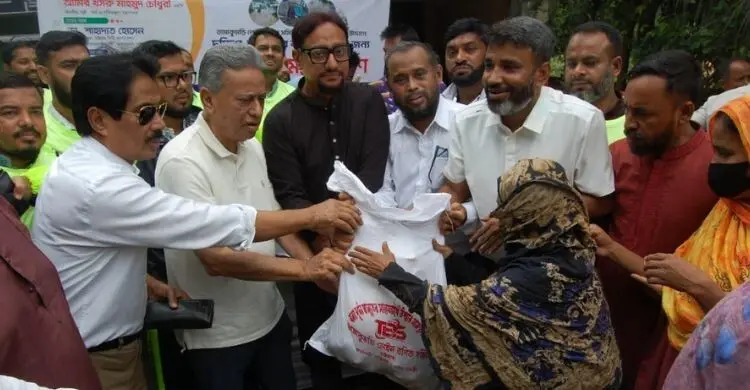 সাতকানিয়ায় ত্রাণ বিতরণ: ব্যবসায়ীদের ভূমিকায় মুগ্ধ অর্থমন্ত্রী
