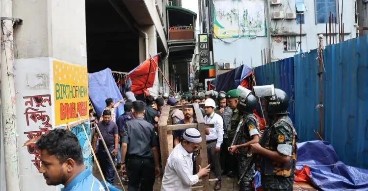মিরপুর-১০ মেট্রোরেল এলাকায় অবৈধ স্থাপনা উচ্ছেদ, কঠোর হুঁশিয়ারি