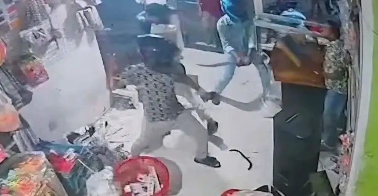 পল্লবীতে অস্ত্রধারীদের হামলা: ৫০ লাখ টাকা চাঁদা দাবি