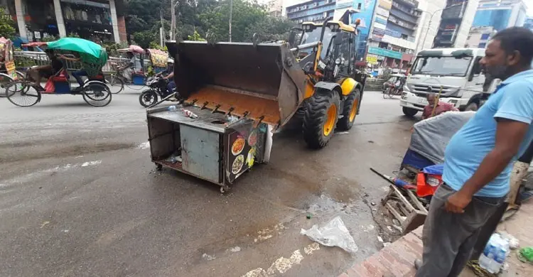 শিক্ষার্থীদের নিরাপদ সড়কের দাবিতে ধানমন্ডিতে উচ্ছেদ অভিযান