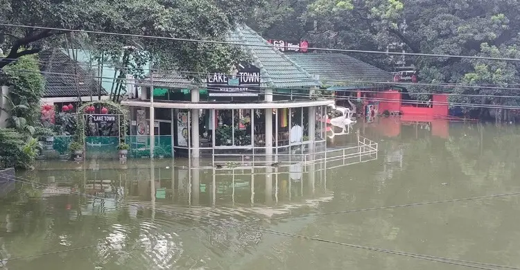 টানা বৃষ্টিতে ডুবল ধানমন্ডি লেক, রবীন্দ্র সরোবরে চরম দুর্ভোগ