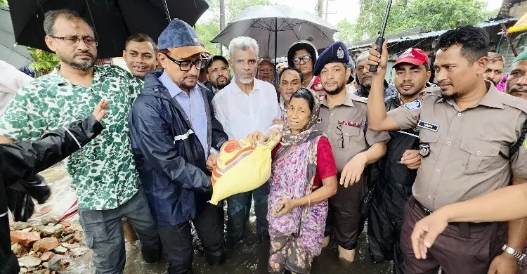 বন্যার্তদের পাশে মেয়র, জীবন ও নিরাপত্তাই প্রধান অগ্রাধিকার