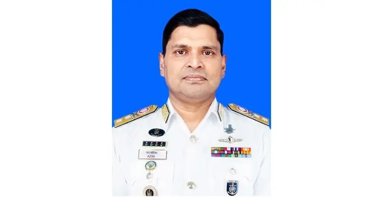 নতুন নৌবাহিনী প্রধানের কাঁধে র‍্যাংক ব্যাজ পরালেন প্রধানমন্ত্রী তারেক রহমান