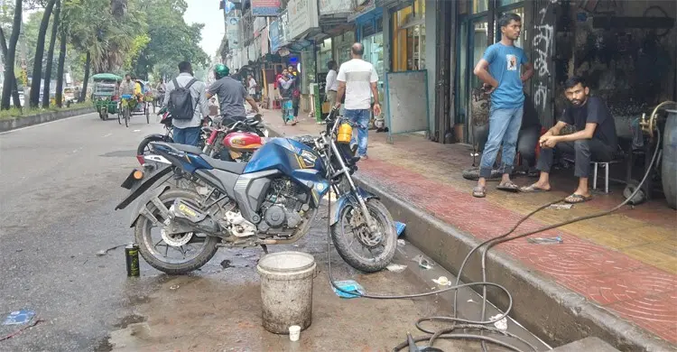 বৃষ্টির জলাবদ্ধতায় মোটরসাইকেল নিস্ত্বন্ত, মেরামতের দোকানে উপচে পড়া ভিড়