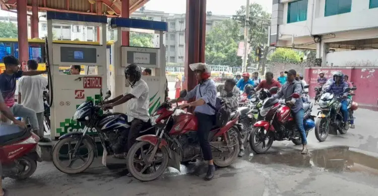 লাইসেন্স ও আমলাতান্ত্রিক জটিলতায় বিপাকে দেশের পেট্রোল পাম্প ব্যবসায়ীরা