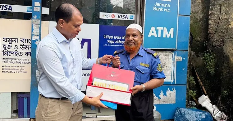 প্রতিদিন ধানের শীষ হাতে দাঁড়াতেন নিরাপত্তাকর্মী, উপহার পাঠালেন প্রধানমন্ত্রী তারেক রহমান