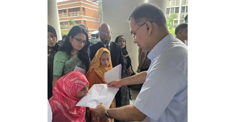 হাত নেই, মুখে নিয়োগপত্র নিলেন আয়শা, স্বপ্নপূরণ প্রধানমন্ত্রীর উপহারে
