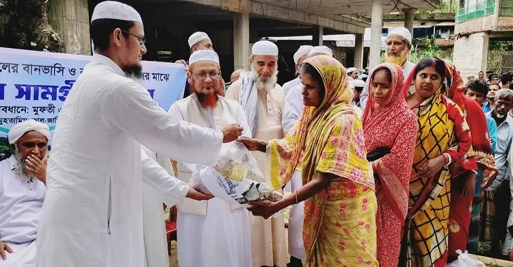 চকরিয়া-পেকুয়ার বন্যাদুর্গতদের পাশে পটিয়া আল জামিয়া মাদরাসা