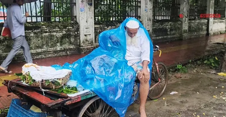 বৃষ্টিতে স্বয়ংক্রিয় সিগন্যাল ব্যর্থ, হাতেই ট্রাফিক সামলাচ্ছে পুলিশ