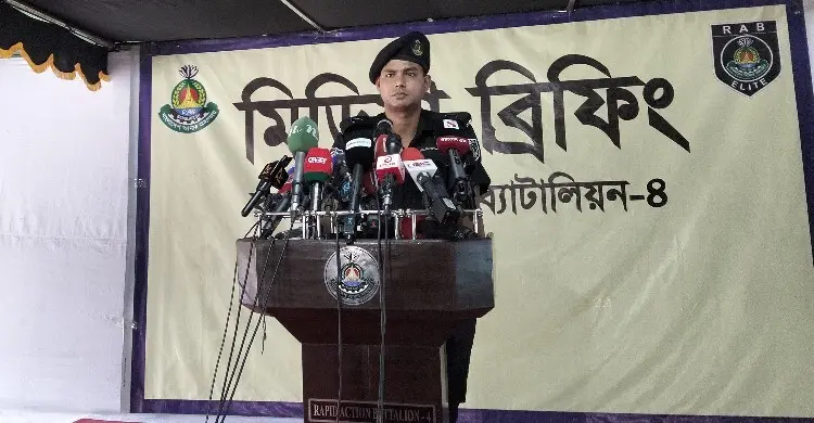 চিলেকোঠায় বাবা-ছেলেকে নির্যাতন, অর্থলোভে গ্রেফতার ৩