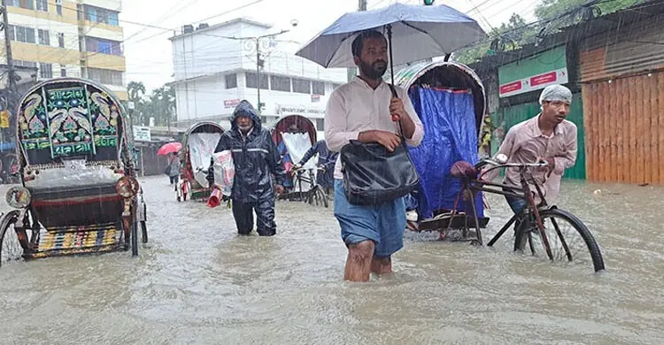 চট্টগ্রামে রেকর্ড বৃষ্টি: ৩৩০ মিলিমিটারে তলিয়ে নগরী, পাহাড়ধসের ঝুঁকি