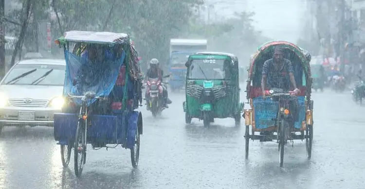 টানা বৃষ্টিতে ঢাকাজুড়ে হাঁটুপানি, জনদুর্ভোগ চরমে