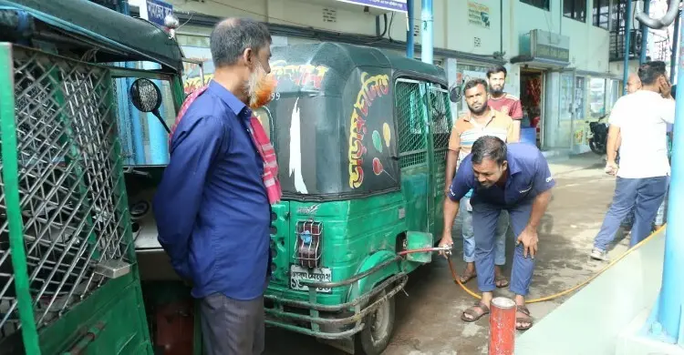 সিএনজি সংকটে দুর্ভোগ, দিনে হাজার টাকাও রোজগার হচ্ছে না চালকদের