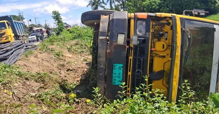 কর্ণফুলীতে রডবোঝাই ট্রাক খাদে, নিচে চাপা পড়ে ৩ শ্রমিক আহত
