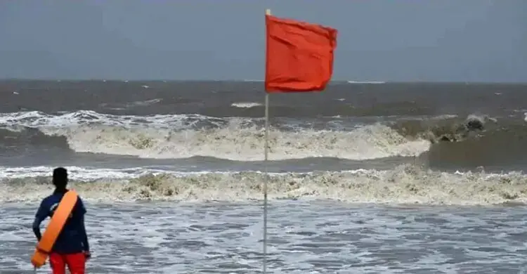 বঙ্গোপসাগরে লঘুচাপ ঘনীভূত হওয়ার সম্ভাবনা, ৪ বন্দরে ৩ নম্বর সংকেত