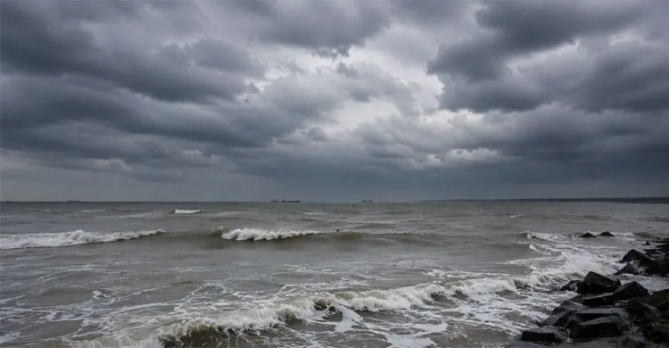 ১০ অঞ্চলে ৬০ কিমি বেগে ঝোড়ো হাওয়ার সম্ভাবনা, নদীবন্দরে ১ নম্বর সতর্কতা