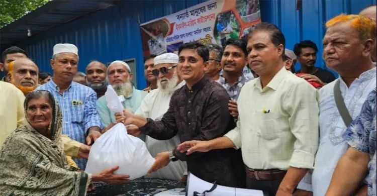 পটিয়ায় বন্যার্তদের পাশে চেম্বার পরিচালক, ২৫০০ পরিবারে ত্রাণ বিতরণ