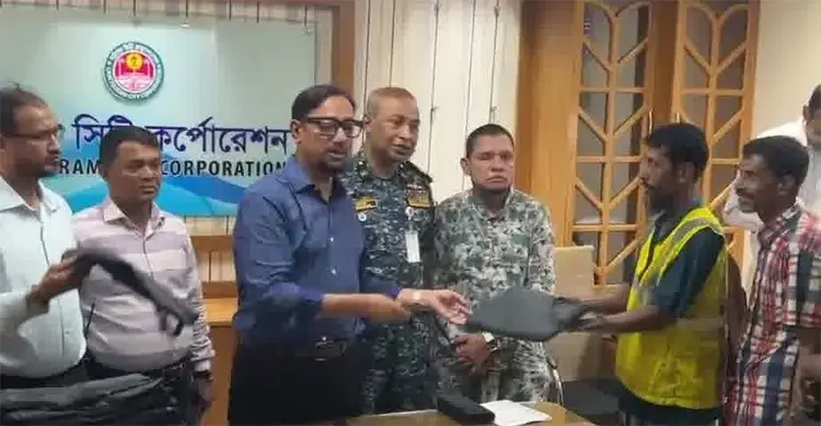 বৃষ্টির ধমকেও থামবে না পরিচ্ছন্নতা, চসিকের ৩৩০০ কর্মী পেলেন রেইনকোট