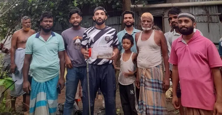 চট্টগ্রামে বসতঘরে বিষাক্ত কোবরা, মুরগির সঙ্গে লড়াইয়ে হড়কম্প