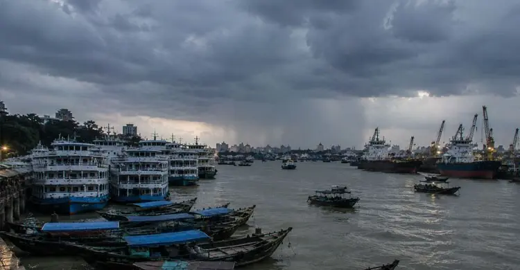 দেশের ১২ অঞ্চলে ঘণ্টায় ৮০ কিমি বেগে ঝড়ের সম্ভাবনা, নদীবন্দরে সতর্কতা